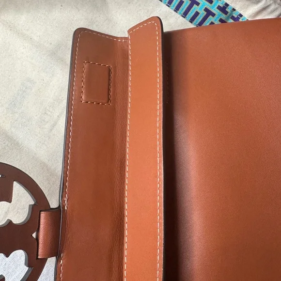 Authenthic Tory Burch Miller clutch in excellent condition!! - Picture 4 of 10